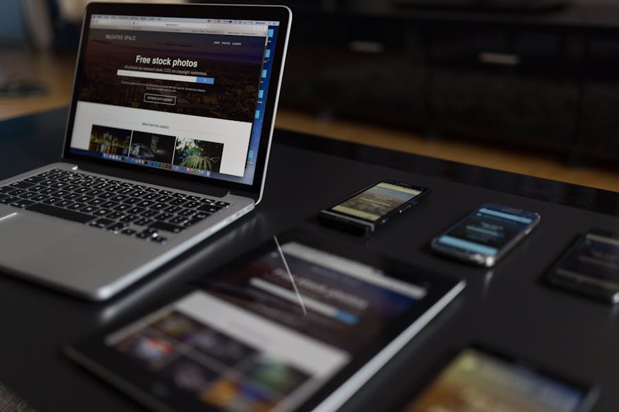Website responsivo apresentado em varios dispositivos